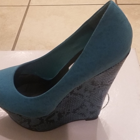 Steve Madden Faux Suede Size 8 Marz Blue Wedge - Picture 3 of 3